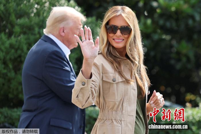当地时间2025年7月11日，美国华盛顿特区，美国第一夫人梅拉尼娅·特朗普在白宫南草坪与美国总统唐纳德·特朗普一起前往得克萨斯州之前挥手致意。